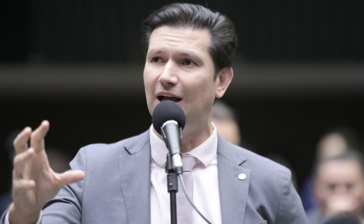 Gilson Marques protocola PL que dispensa exigências estatais em estado de emergência ou calamidade