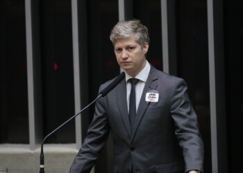 Marcel van Hattem alerta sobre votação de projeto que pode taxar redes sociais