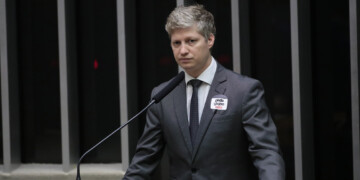 Marcel van Hattem alerta sobre votação de projeto que pode taxar redes sociais