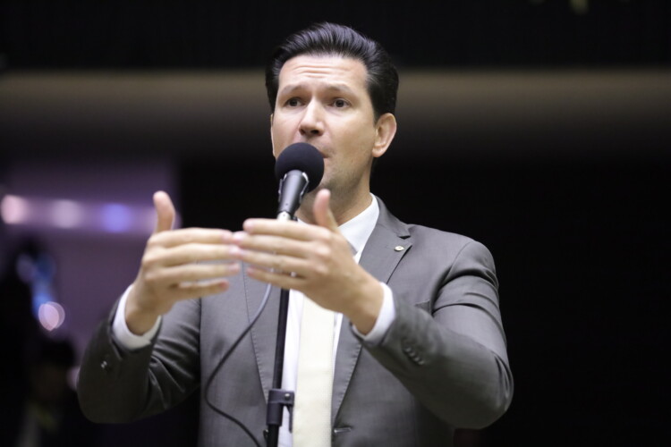 Com autoria de Julia Zanatta e relatoria de Gilson Marques, CCJ aprova projeto que permite audiências de custódia por videoconferência