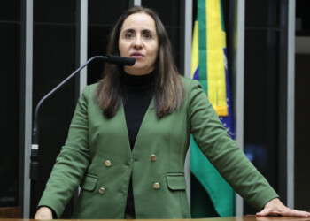 Comissão aprova criação de programa para incentivar bons alunos da rede pública