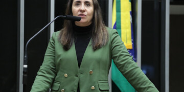 Comissão aprova criação de programa para incentivar bons alunos da rede pública