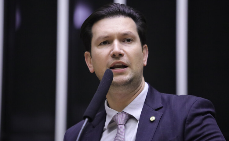 Reforma tributária é ‘aumento de imposto, puro e simples’, diz deputado da oposição Reforma tributária é ‘aumento de imposto, puro e simples’, diz deputado da oposição