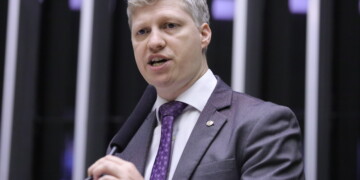 Advogados públicos e procuradores ganham R$ 1 bi em honorários em 2024 e Câmara quer fim de bônus