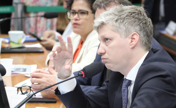 Comissão aprova requerimento para ouvir Filipe Martins em audiência Comissão aprova requerimento para ouvir Filipe Martins em audiência