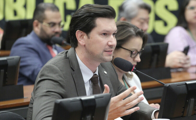 CCJ da Câmara aprova e manda ao Senado um dos projetos anti-STF CCJ da Câmara aprova e manda ao Senado um dos projetos anti-STF