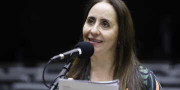 Deputada apresenta projeto que barra supersalários