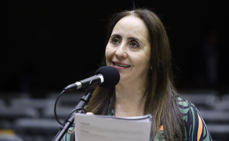 Deputada apresenta projeto que barra supersalários Deputada apresenta projeto que barra supersalários