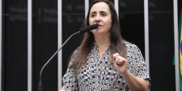 Deputada do NOVO quer proibir governo de contratar ONGs sem licitação para distribuir marmitas