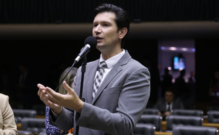 Gilson Marques quer prioridade para brasileiros em benefícios sociais Gilson Marques quer prioridade para brasileiros em benefícios sociais