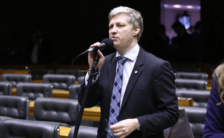 “O PT não gosta de quem não depende deles, eles querem um povo dependente”, ressalta deputado Marcel van Hattem “O PT não gosta de quem não depende deles, eles querem um povo dependente”, ressalta deputado Marcel van Hattem