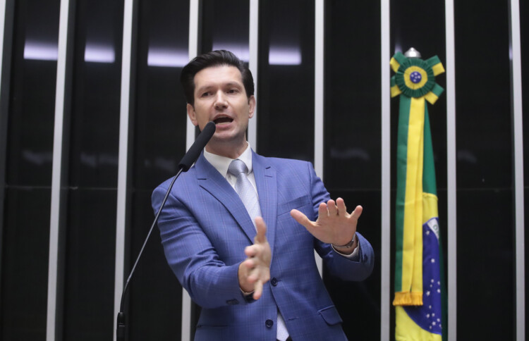 “Os políticos não são a solução, os políticos são o problema” disse Gilson Marques “Os políticos não são a solução, os políticos são o problema” disse Gilson Marques