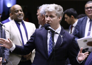 Aposentada questiona Lupi na Câmara: “Nós não merecemos respeito?”