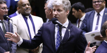 Aposentada questiona Lupi na Câmara: “Nós não merecemos respeito?”