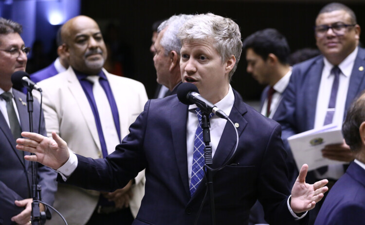 Aposentada questiona Lupi na Câmara: “Nós não merecemos respeito?” Aposentada questiona Lupi na Câmara: “Nós não merecemos respeito?”