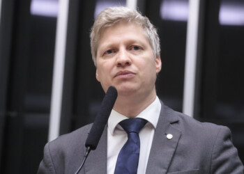 Deputados apresentam regulamentação para recarga de carros elétricos