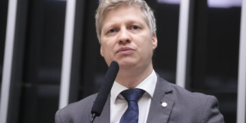 Deputados apresentam regulamentação para recarga de carros elétricos