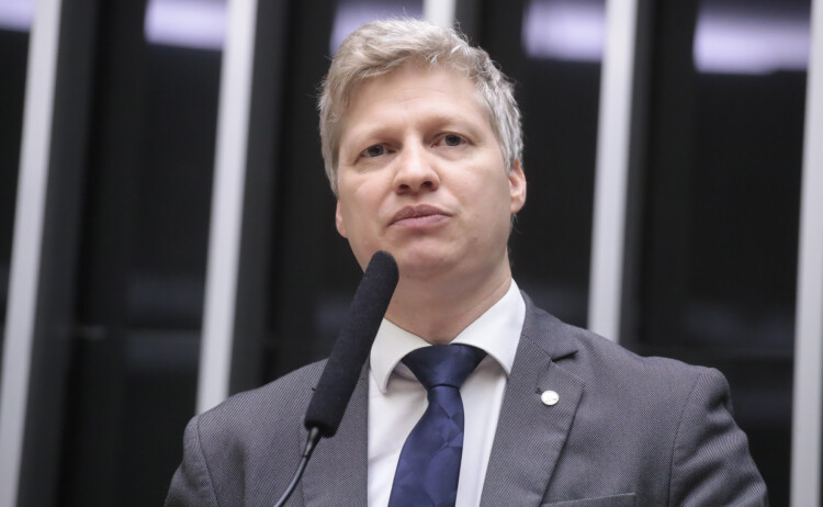 Deputados apresentam regulamentação para recarga de carros elétricos Deputados apresentam regulamentação para recarga de carros elétricos