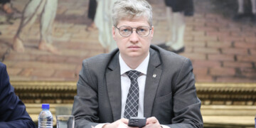 Apoio de Lula a Putin: Câmara Aprova Moção de Repúdio de Marcel van Hattem à Viagem do Presidente à Rússia