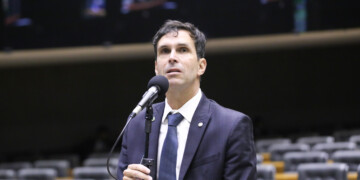 Novo quer convocar Esther Dweck para explicar fraude bilionária no INSS