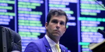 Deputado Luiz Lima aciona TCU após governo Lula renovar contratos com empresa proibida de contratar com o poder público Deputado Luiz Lima aciona TCU após governo Lula renovar contratos com empresa proibida de contratar com o poder público