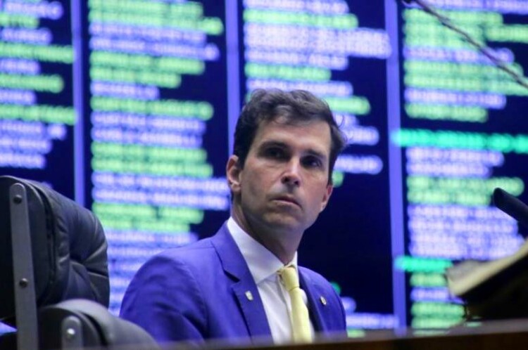 Deputado Luiz Lima aciona TCU após governo Lula renovar contratos com empresa proibida de contratar com o poder público