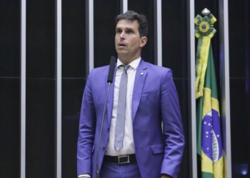 Deputado Luiz Lima aciona TCU após governo Lula renovar contratos com empresa proibida de contratar com o poder público