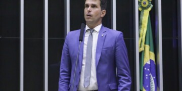 Deputado Luiz Lima aciona TCU após governo Lula renovar contratos com empresa proibida de contratar com o poder público