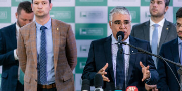 Oposição acusa Lula de criar inimigo externo para encobrir crise econômica