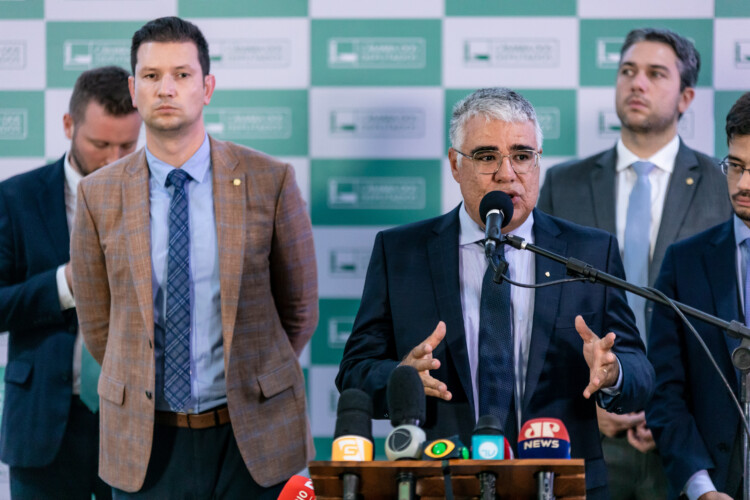 Oposição acusa Lula de criar inimigo externo para encobrir crise econômica Oposição acusa Lula de criar inimigo externo para encobrir crise econômica