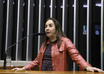 Deputados do Novo acionam TCU contra retenção de benefícios no INSS