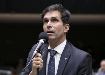 “Governo Lula fala em taxar bilionários, mas deu desconto a empreiteiras amigas”