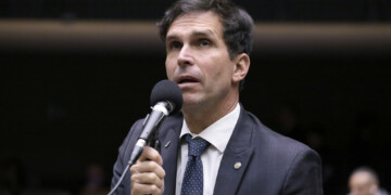 “Governo Lula fala em taxar bilionários, mas deu desconto a empreiteiras amigas” “Governo Lula fala em taxar bilionários, mas deu desconto a empreiteiras amigas”