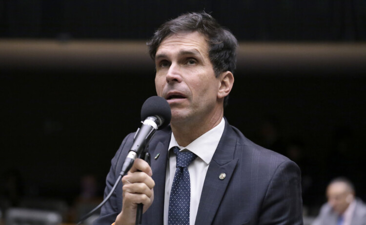 “Governo Lula fala em taxar bilionários, mas deu desconto a empreiteiras amigas”