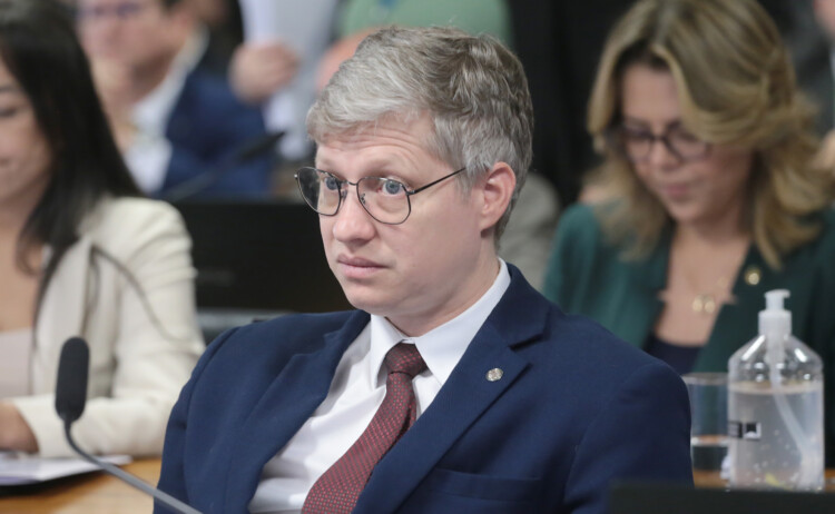 OF atinge população pobre e vai contra justiça tributária, diz deputado OF atinge população pobre e vai contra justiça tributária, diz deputado