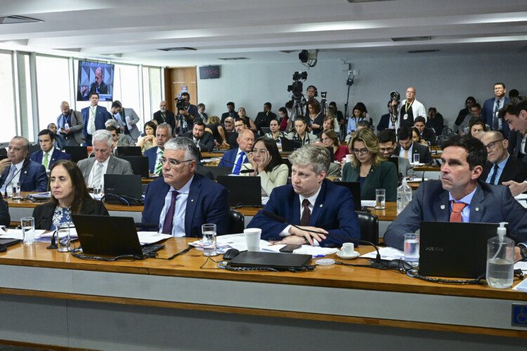 Bancada do Novo pede convocação de Lulinha na CPMI do INSS Bancada do Novo pede convocação de Lulinha na CPMI do INSS