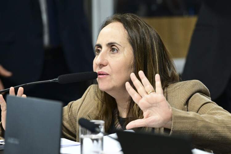 Deputada critica blindagem a Lulinha na CPMI do INSS: “Bandido” Deputada critica blindagem a Lulinha na CPMI do INSS: “Bandido”