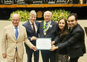 Van Hattem entrega Medalha do Mérito Legislativo a Jorge Gerdau