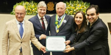 Van Hattem entrega Medalha do Mérito Legislativo a Jorge Gerdau Van Hattem entrega Medalha do Mérito Legislativo a Jorge Gerdau