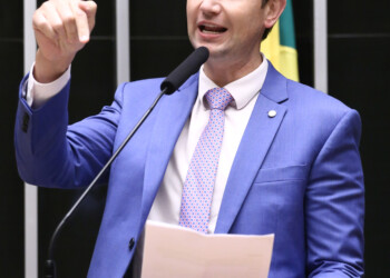 Câmara aprova aumento de impostos após sessão marcada por atropelo regimental, denuncia deputado Gilson Marques