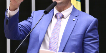 Câmara aprova aumento de impostos após sessão marcada por atropelo regimental, denuncia deputado Gilson Marques