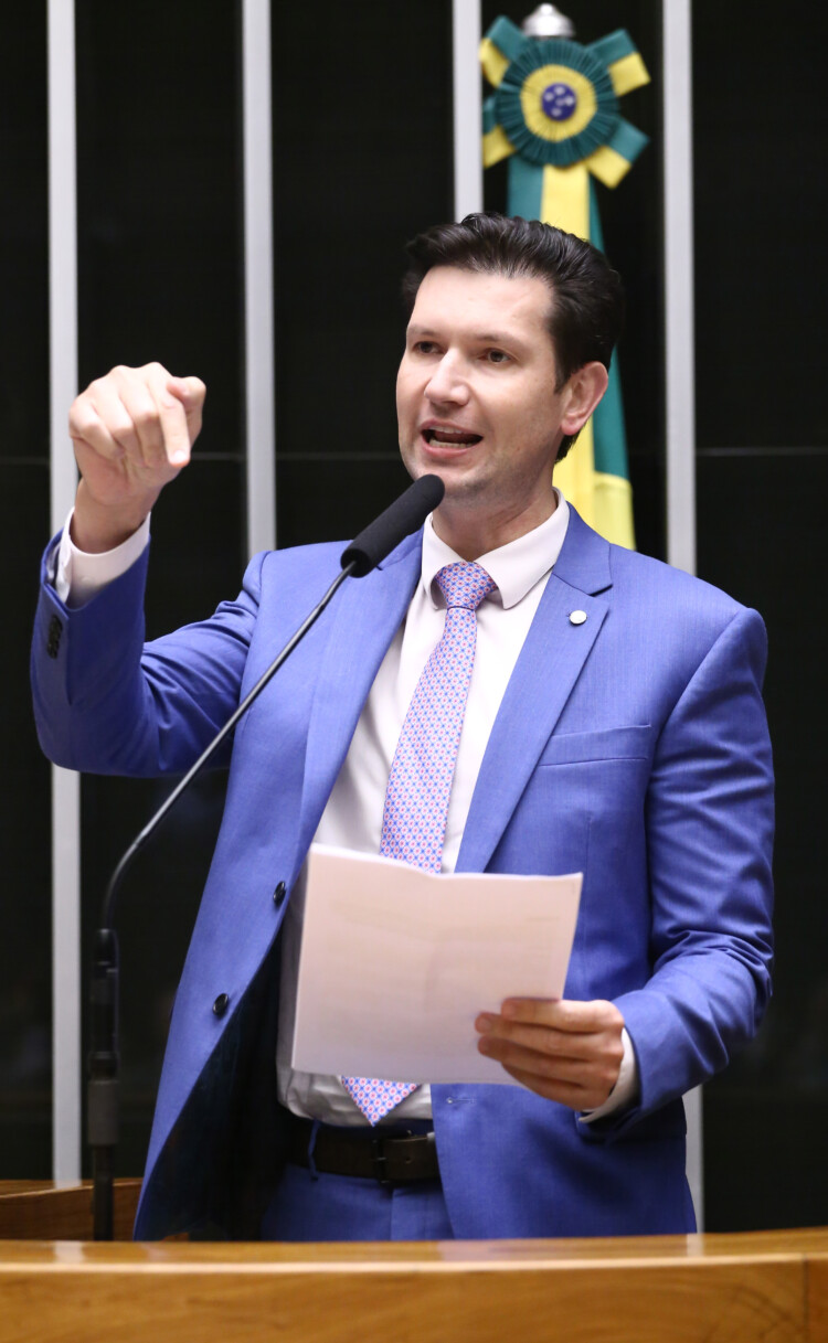 Câmara aprova aumento de impostos após sessão marcada por atropelo regimental, denuncia deputado Gilson Marques