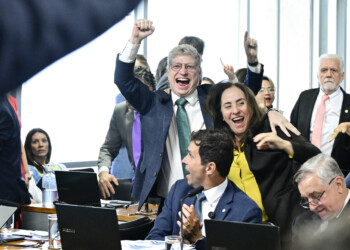 Em dia de embate com PT, oposição pede prorrogação da CPMI do INSS