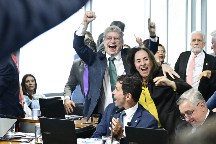 Em dia de embate com PT, oposição pede prorrogação da CPMI do INSS Em dia de embate com PT, oposição pede prorrogação da CPMI do INSS