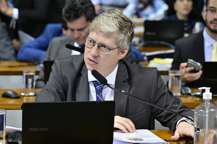 Em dia de embate com PT, oposição pede prorrogação da CPMI do INSS