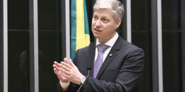 Novo volta a pedir convocação de Lulinha na CPMI do INSS