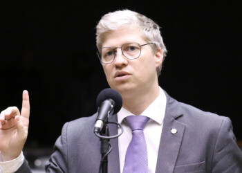 Parlamentares do Novo e da oposição pedem medidas cautelares contra Lulinha no STF