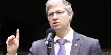 Parlamentares do Novo e da oposição pedem medidas cautelares contra Lulinha no STF