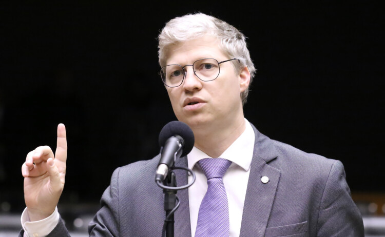 Parlamentares do Novo e da oposição pedem medidas cautelares contra Lulinha no STF