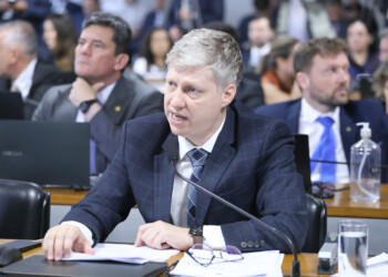 Van Hattem desmente governo Lula sobre afastamento de Adroaldo